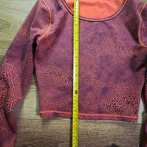 Lululemon Red Fitted Long Sleeve Crop Top - Picture 3 of 6